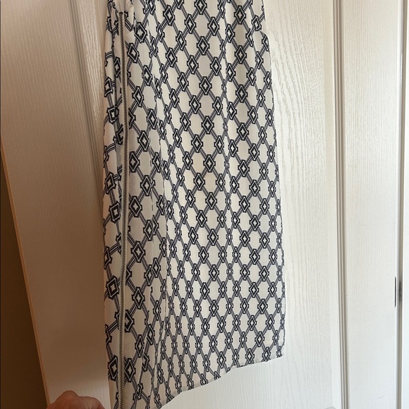 Elegant Black and White Patterned Dress - Picture 2 of 5